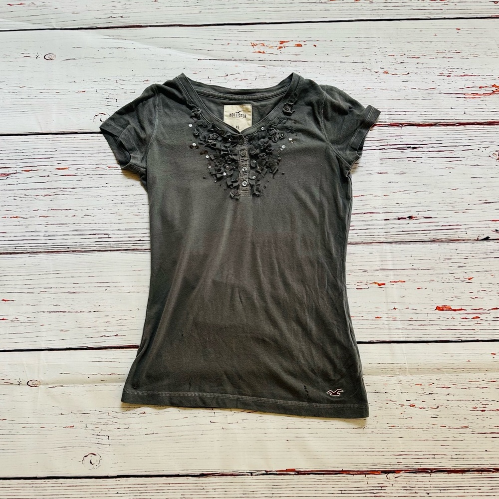 Hollister Gray T shirt! Size XS